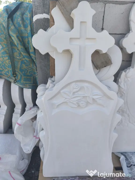 Monumente Funerare