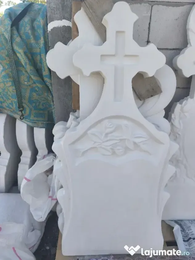 Monumente Funerare