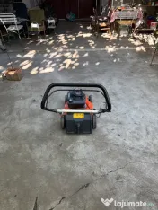 Vând mașina de tuns iarbă 