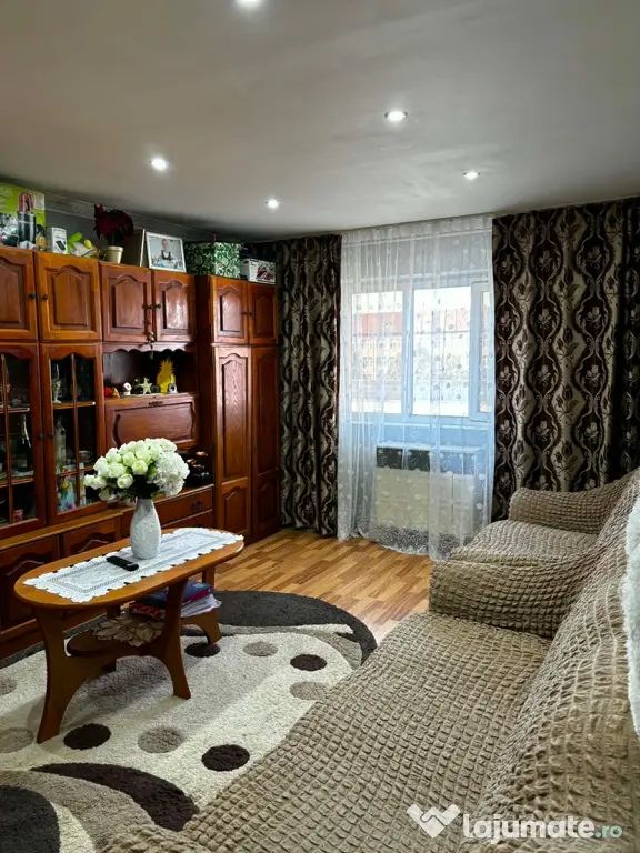 Vând apartament cu 2 camere Strada Florilor