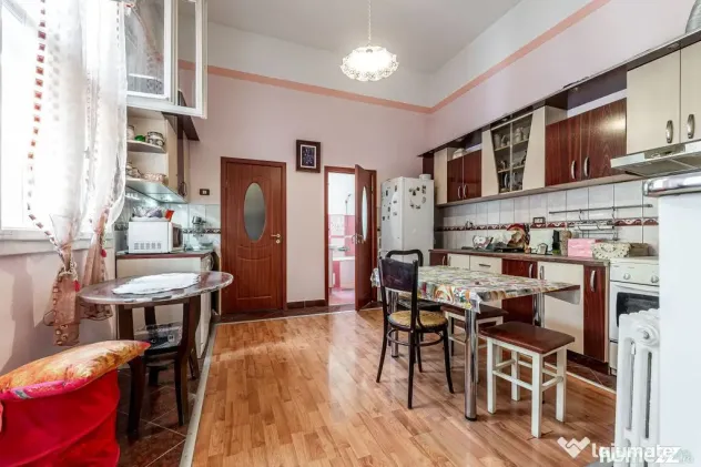 Apartament 3 camere, etaj 1, ultracentral (clădire cu 4 apartamente) - Arad (Arad)