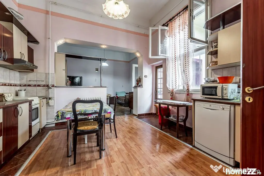 Apartament 3 camere, etaj 1, ultracentral (clădire cu 4 apartamente) - Arad (Arad)