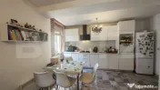Apartament la casa, 3 camere, curte privata, zona centrala