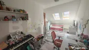 Apartament la casa, 3 camere, curte privata, zona centrala