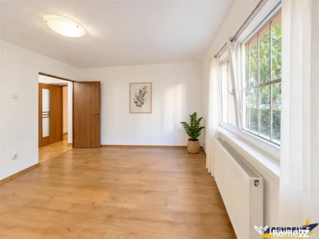 Decomandat si generos, 3 camere, 2 bai, potential de amenaja - Brasov (Brasov)