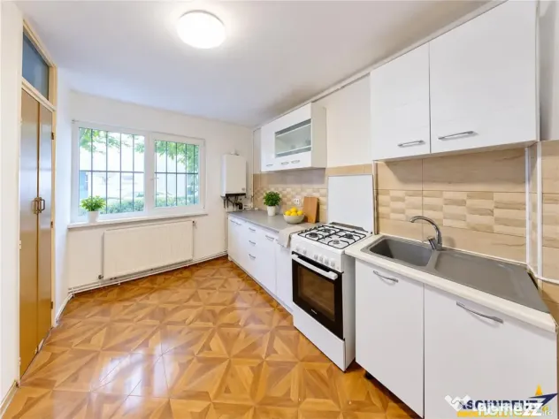 Decomandat si generos, 3 camere, 2 bai, potential de amenaja - Brasov (Brasov)