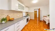 Decomandat si generos, 3 camere, 2 bai, potential de amenaja