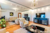 Apartament 3 camere, spatios în zona P-ta Sfanta Vineri/Centru Vechi 