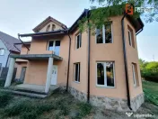 Casa individuala cu 5 camere si 2 bai, Central - Jebel 