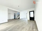 Casa individuala cu 4 camere, situata la drum asfaltat in Sa 