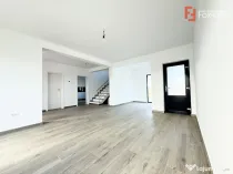 Casa individuala cu 4 camere, situata la drum asfaltat in Sa