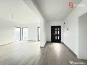 Casa individuala cu 4 camere, situata la drum asfaltat in Sa 
