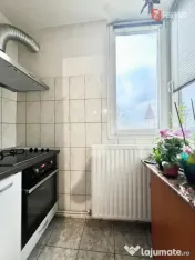 Apartament cu 3 camere, etaj 5 de vanzare, zona Lunei 