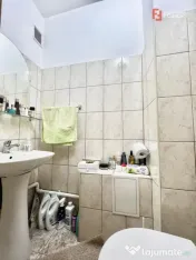 Apartament cu 3 camere, etaj 5 de vanzare, zona Lunei 