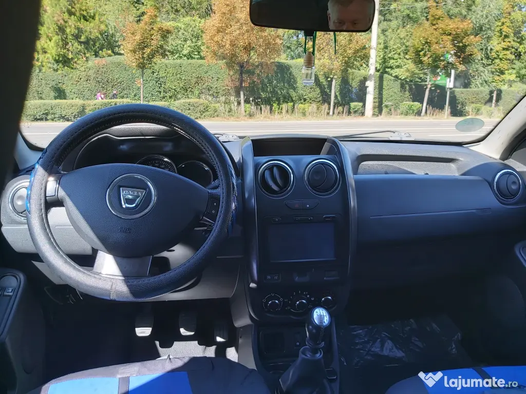 Vând Dacia Duster..