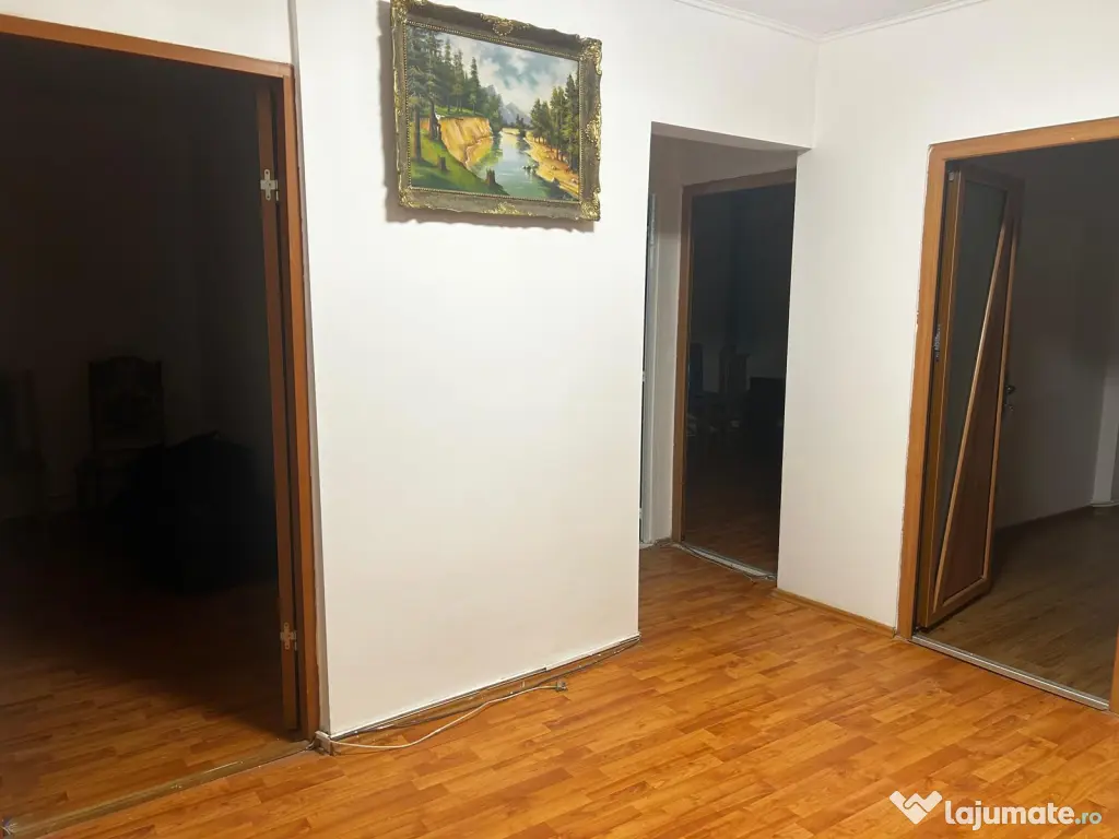 Se vinde apartament 4 camere decomandate, ultracentral, renovat, etaj 1