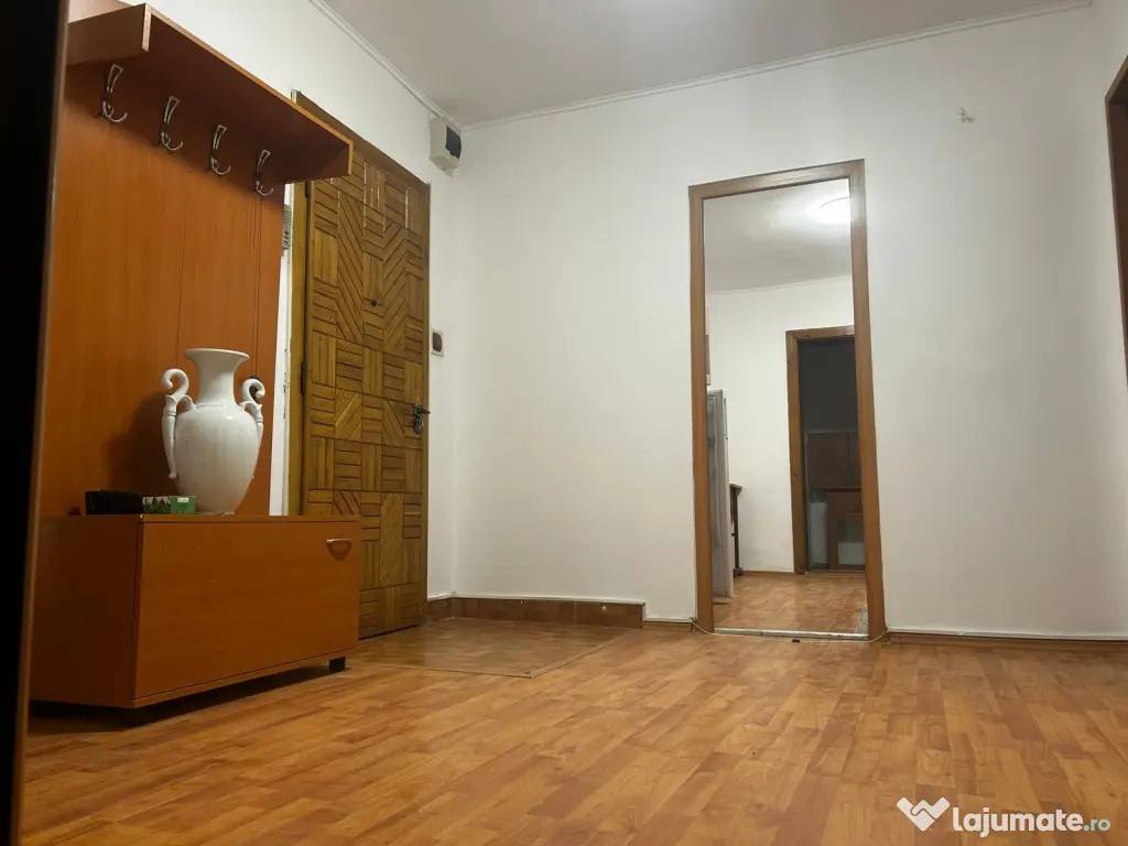 Se vinde apartament 4 camere decomandate, ultracentral, renovat, etaj 1
