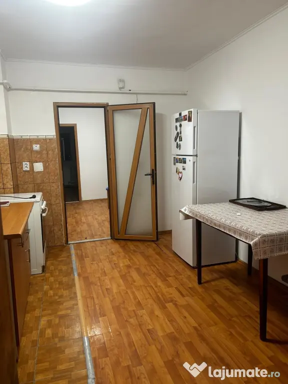 Se vinde apartament 4 camere decomandate, ultracentral, renovat, etaj 1