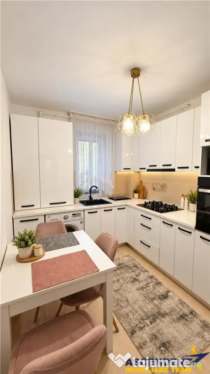 Apartament 2 camere decomandat, renovat, balcon, parcare, bo - Brasov (Brasov)