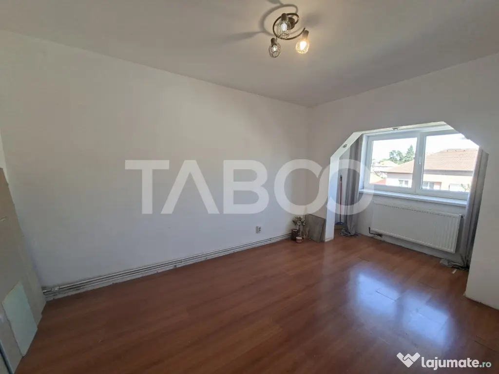Apartament decomandat de vanzare 2 camere Strand etaj 4 acop - Sibiu (Sibiu)