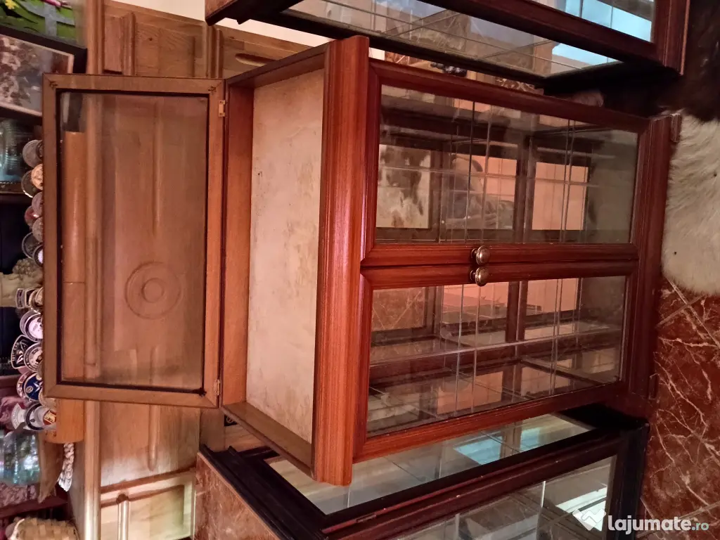 De vânzare set vitrine pentru expunerea obiectelor de colecție