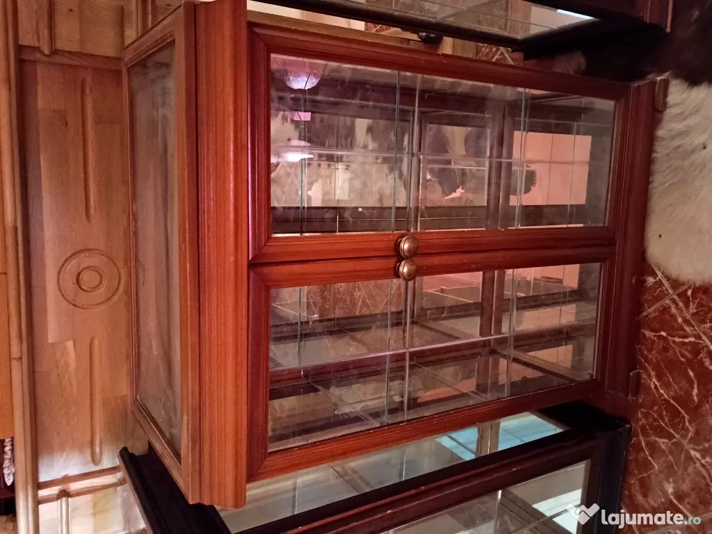 De vânzare set vitrine pentru expunerea obiectelor de colecție