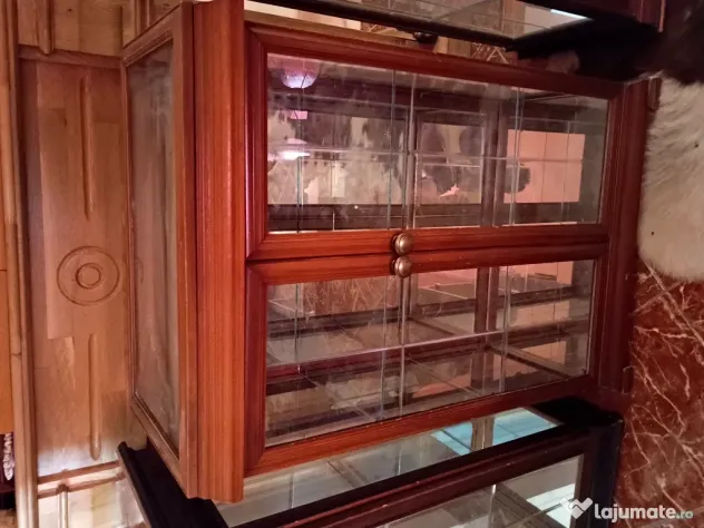 De vânzare set vitrine pentru expunerea obiectelor de colecție