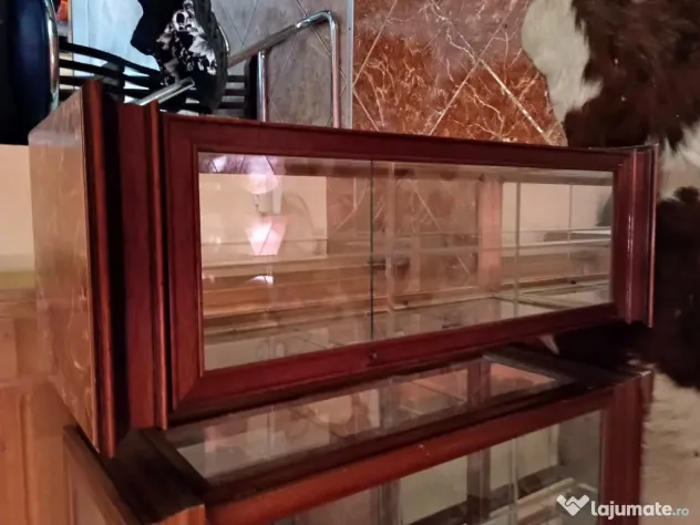 De vânzare set vitrine pentru expunerea obiectelor de colecție