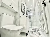 Apartament proaspat renovat cu 3 camere - etaj 2 - Zona Shop 