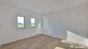 Jumatate de duplex de vanzare, cu 3 camere si 2 bai, Sag, Timis 