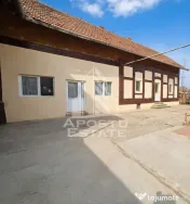 Casă spațioasă cu 2 locuințe și teren generos de 5.755 mp în Șandra 