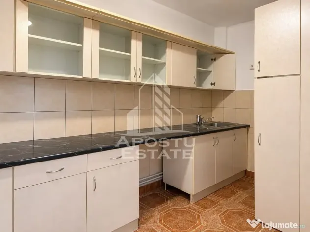 Casa cu 3 camere si curte comuna -zona Parneava - Arad (Arad)