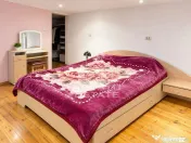 Casa cu 3 camere si curte comuna -zona Parneava 