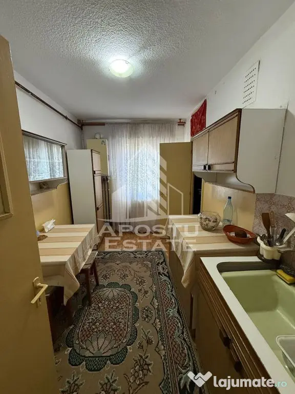 Apartament cu 3 camere, 2 bai, de vazare, etaj intermediar, Gaiesti - Gaesti (Dambovita)