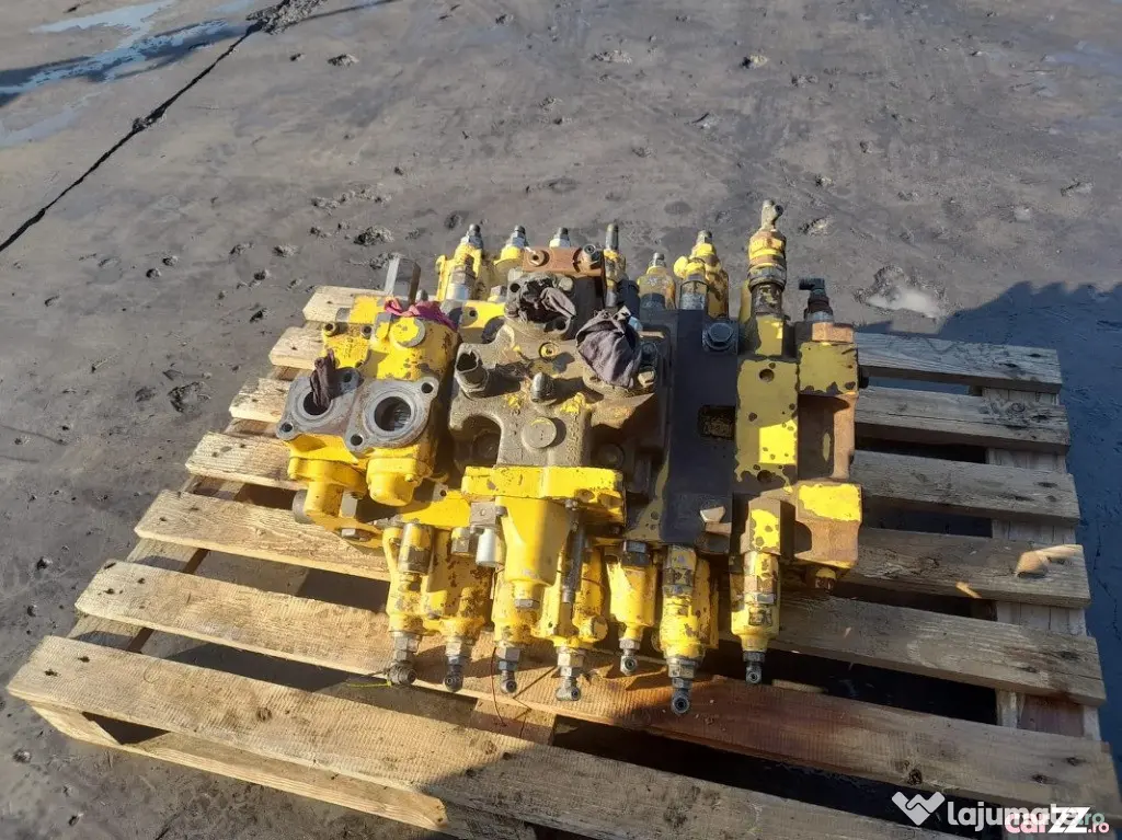 Distribuitor hidraulic pentru excavator senile Komatsu PC 210 seria 8 - Seini (Maramures)