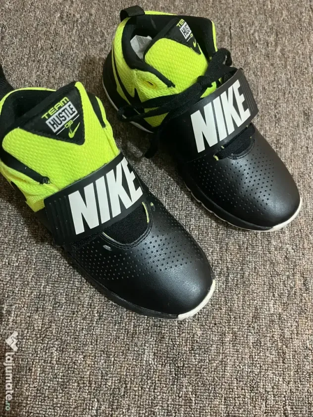 Adidasi Nke Team Hustler D8