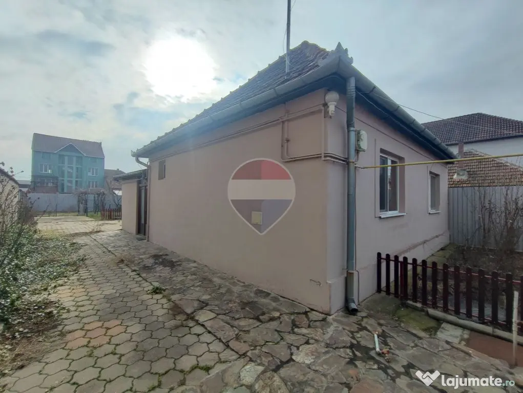 Clădire cu teren de 1.000 mp, dublu acces, central, zona 22 Decembrie - Oradea (Bihor)