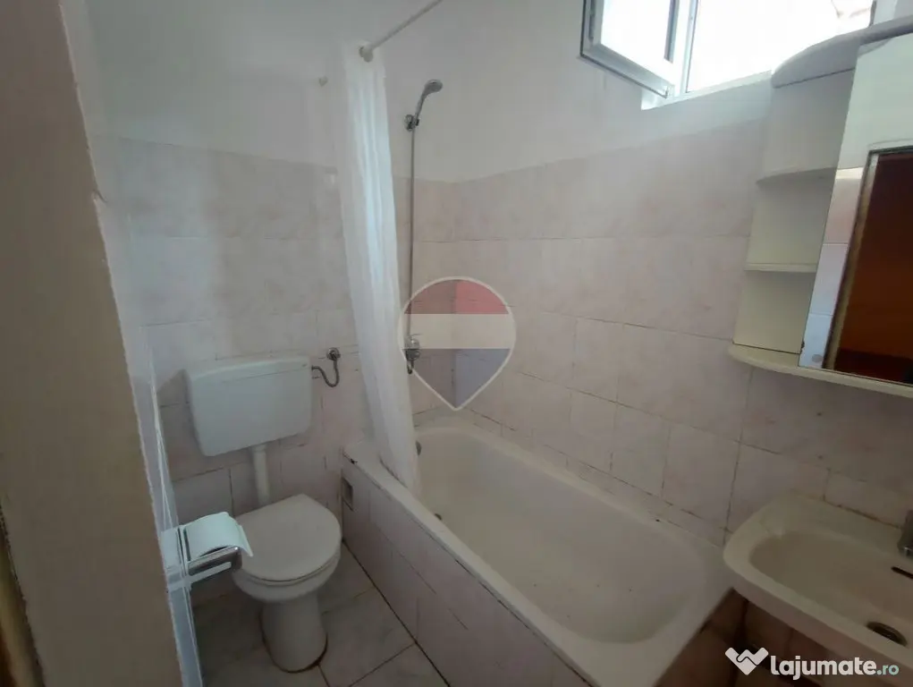 Clădire cu teren de 1.000 mp, dublu acces, central, zona 22 Decembrie - Oradea (Bihor)