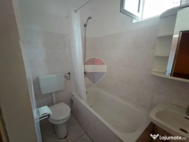 Clădire cu teren de 1.000 mp, dublu acces, central, zona 22 Decembrie - Oradea (Bihor)