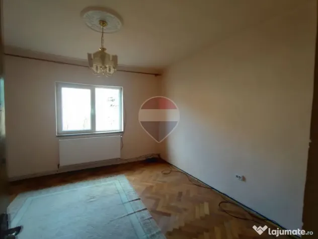 Clădire cu teren de 1.000 mp, dublu acces, central, zona 22 Decembrie - Oradea (Bihor)