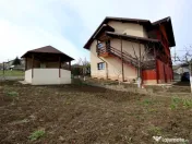 Casă de vânzare în Rediu – Spațiu Generos pentru Două 