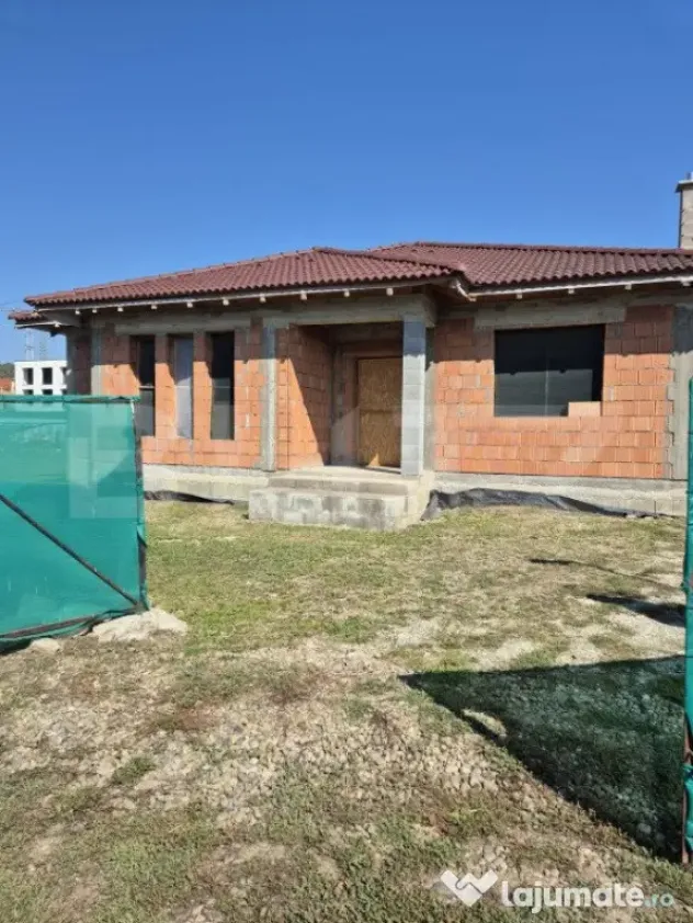 Casa in rosu cu 1500 mp teren