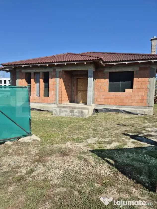 Casa in rosu cu 1500 mp teren