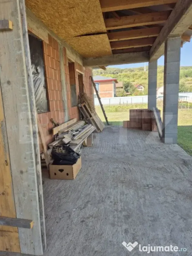 Casa in rosu cu 1500 mp teren