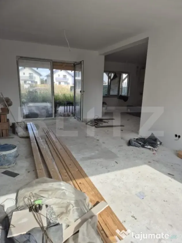 Casa in rosu cu 1500 mp teren