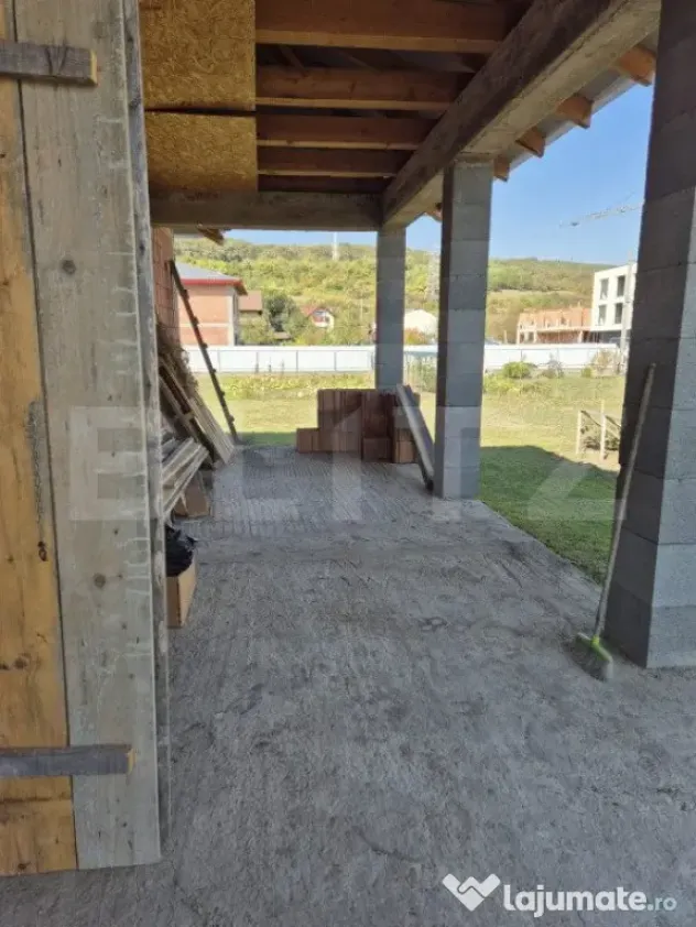 Casa in rosu cu 1500 mp teren