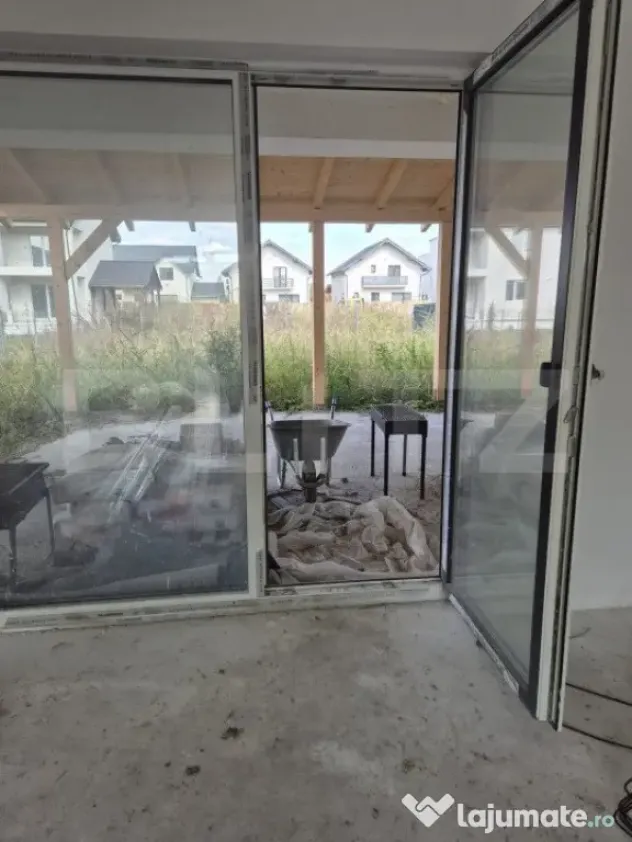 Casa in rosu cu 1500 mp teren