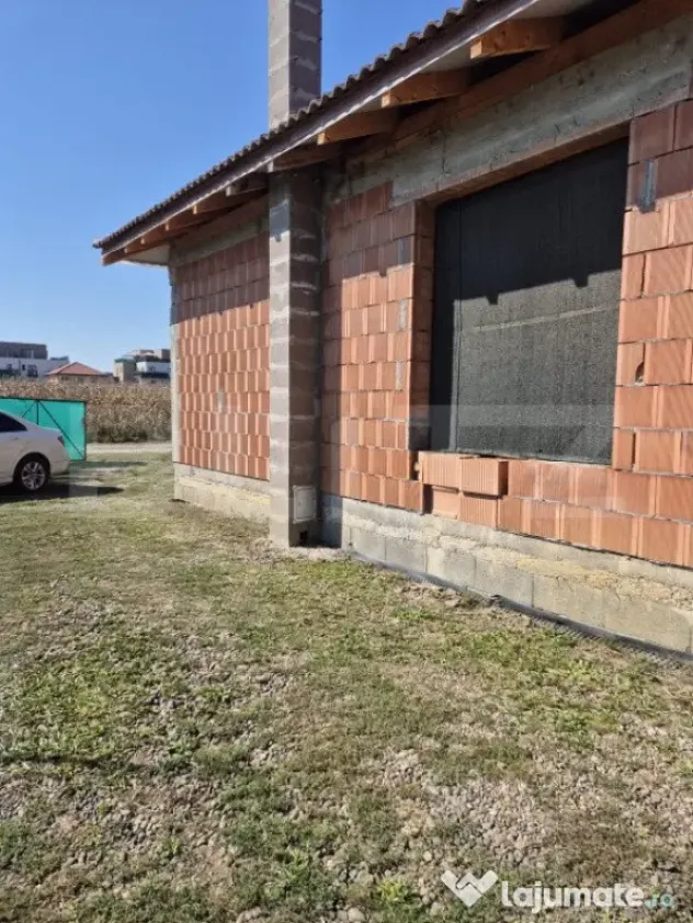 Casa in rosu cu 1500 mp teren
