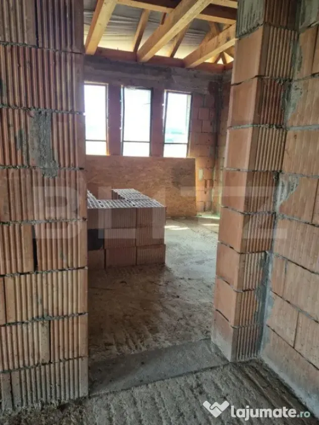 Casa in rosu cu 1500 mp teren
