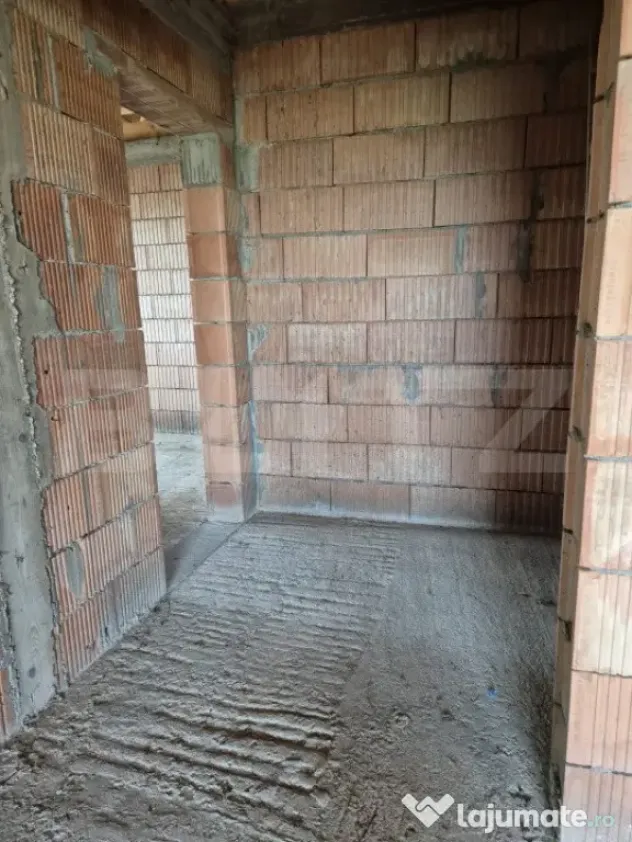 Casa in rosu cu 1500 mp teren